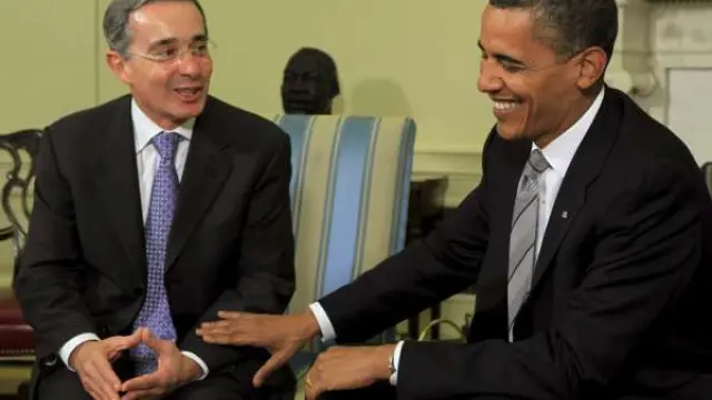 El presidente de EE UU, Barack Obama, junto a su homólogo colombiano, Álvaro Uribe, en su encuentro de este lunes.