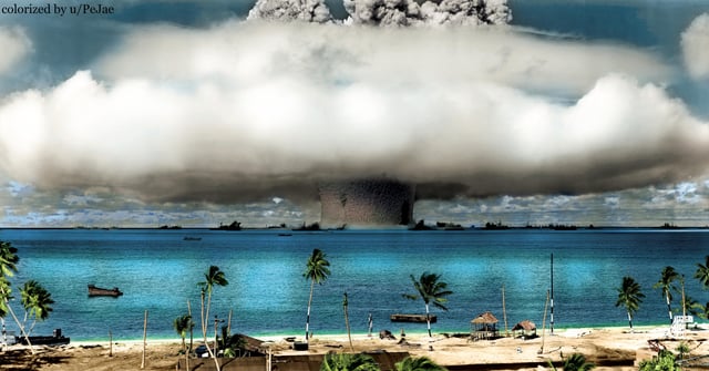 r/HistoryPorn - A test nuclear explosion codenamed “Baker”, marshall islands, 1946. (colorized by me) [5137 × 2696]