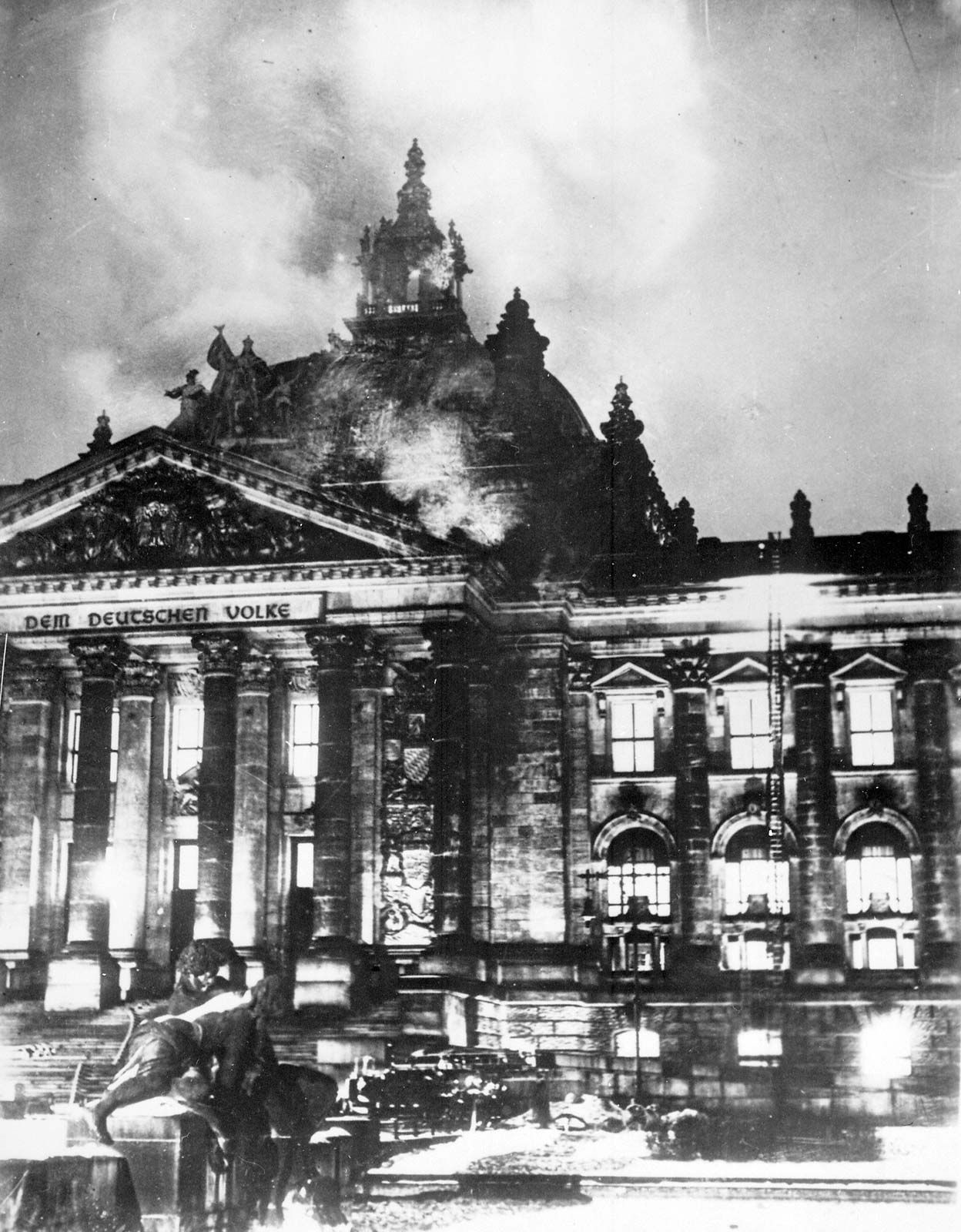 A building with a fire on top

AI-generated content may be incorrect.