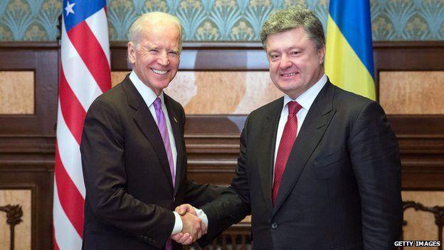 A couple of men shaking hands

AI-generated content may be incorrect.
