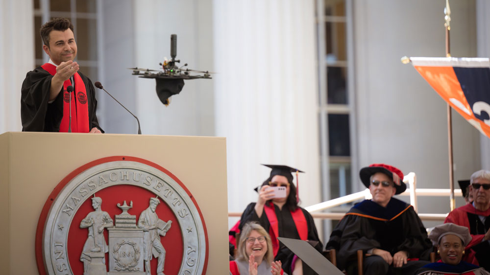 A group of people in graduation gowns

AI-generated content may be incorrect.