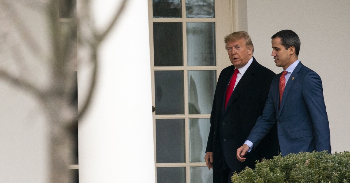 A person in a suit and tie talking to a person in a suit and tie
AI-generated content may be incorrect.