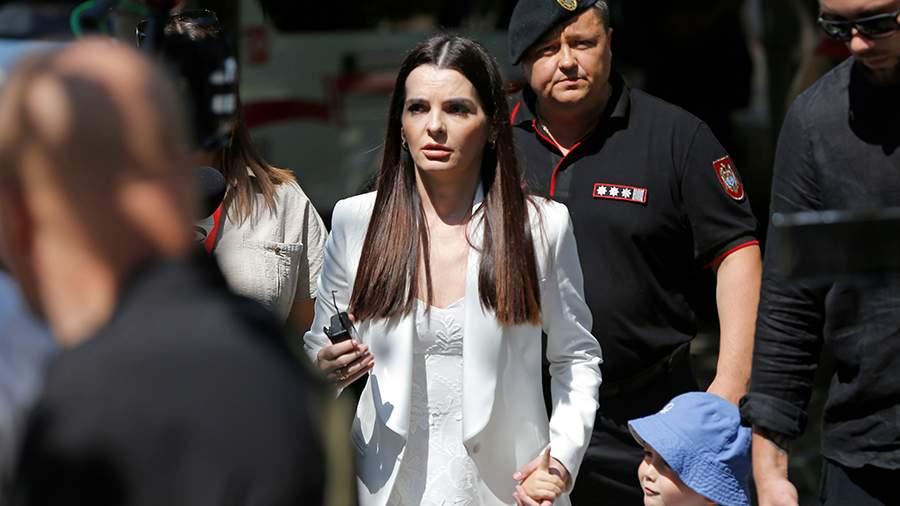 A person in a white suit
AI-generated content may be incorrect.
