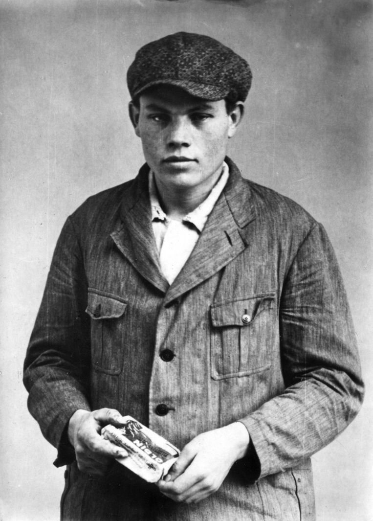 A person wearing a hat and jacket

AI-generated content may be incorrect.