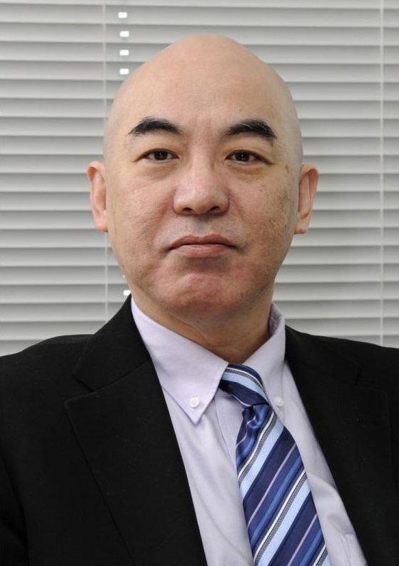 A bald person in a suit and tie
AI-generated content may be incorrect.