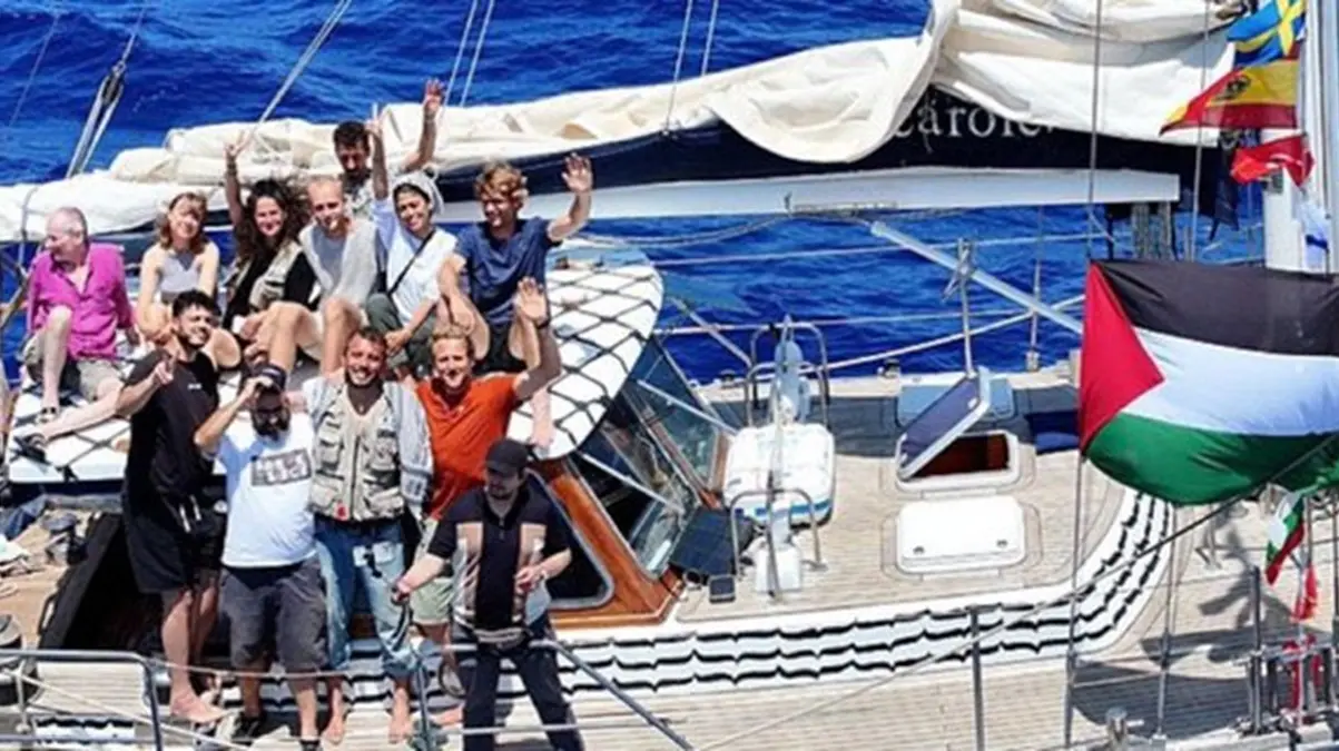 A group of people on a boat
AI-generated content may be incorrect.