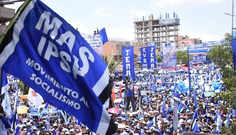 A large crowd of people holding flags

AI-generated content may be incorrect.