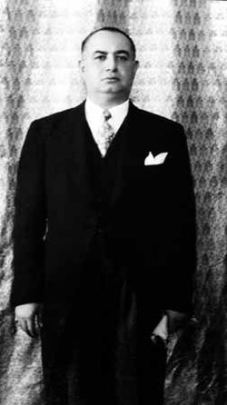 A person in a suit and tie
AI-generated content may be incorrect.