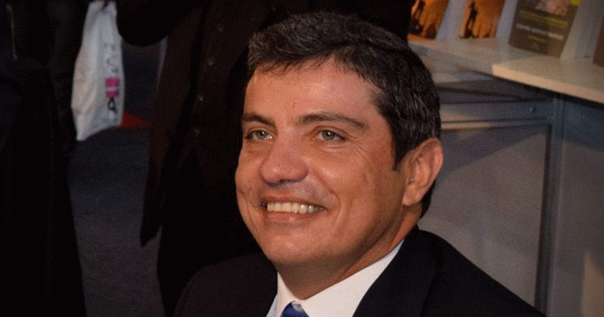A person in a suit smiling
AI-generated content may be incorrect.