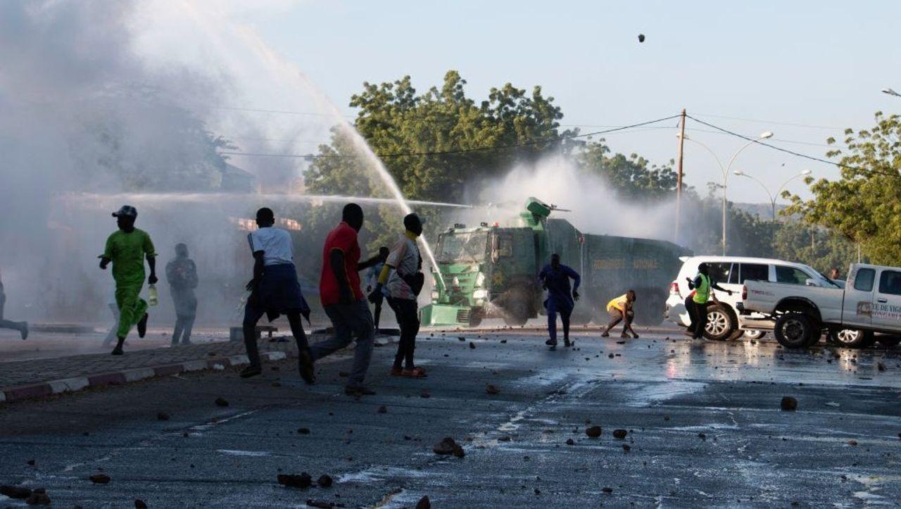 A group of people running on a street

AI-generated content may be incorrect.