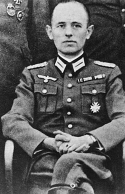 A person in a military uniform
AI-generated content may be incorrect.