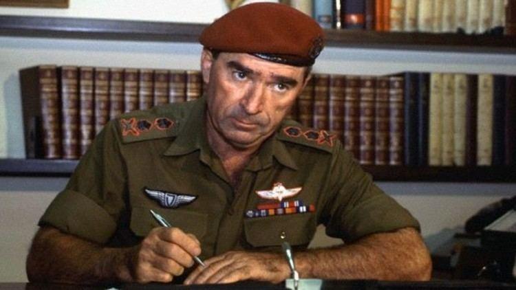 A person in a military uniform

AI-generated content may be incorrect.