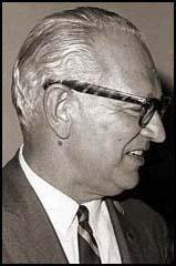 A person in a suit and tie
AI-generated content may be incorrect.