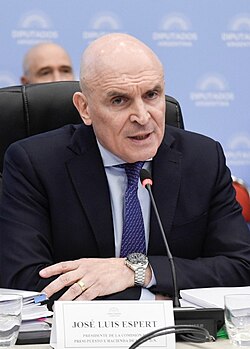 A person in a suit and tie
AI-generated content may be incorrect.