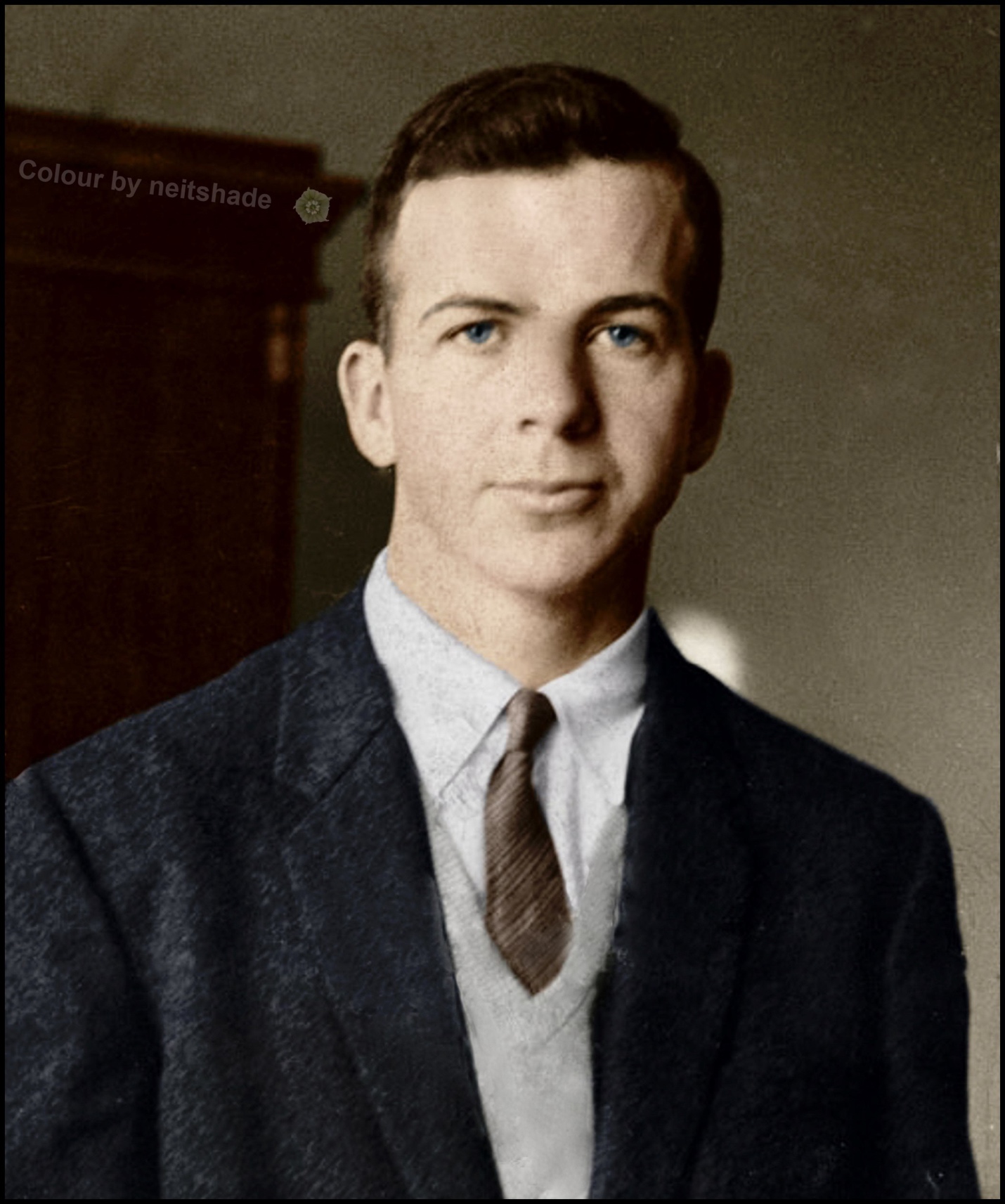 A person in a suit and tie

AI-generated content may be incorrect.