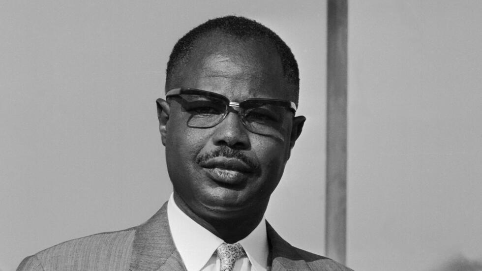 A person in a suit and tie

AI-generated content may be incorrect.