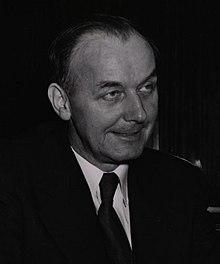 A person in a suit and tie

Description automatically generated