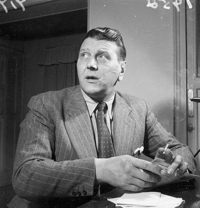 A person in a suit holding a pen and a notepad

AI-generated content may be incorrect.