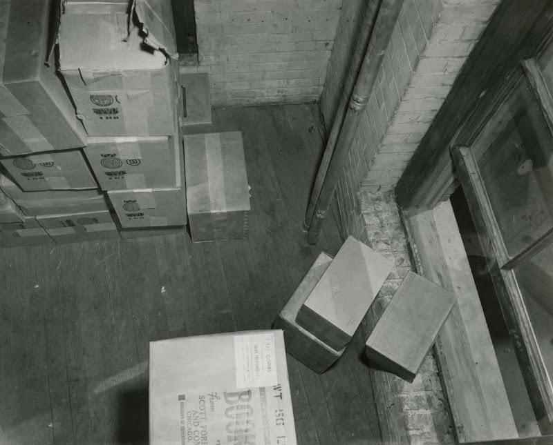 A room with boxes on the floor

AI-generated content may be incorrect.