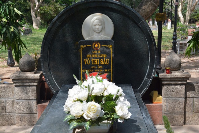 A grave with a headstone and a flower

AI-generated content may be incorrect.