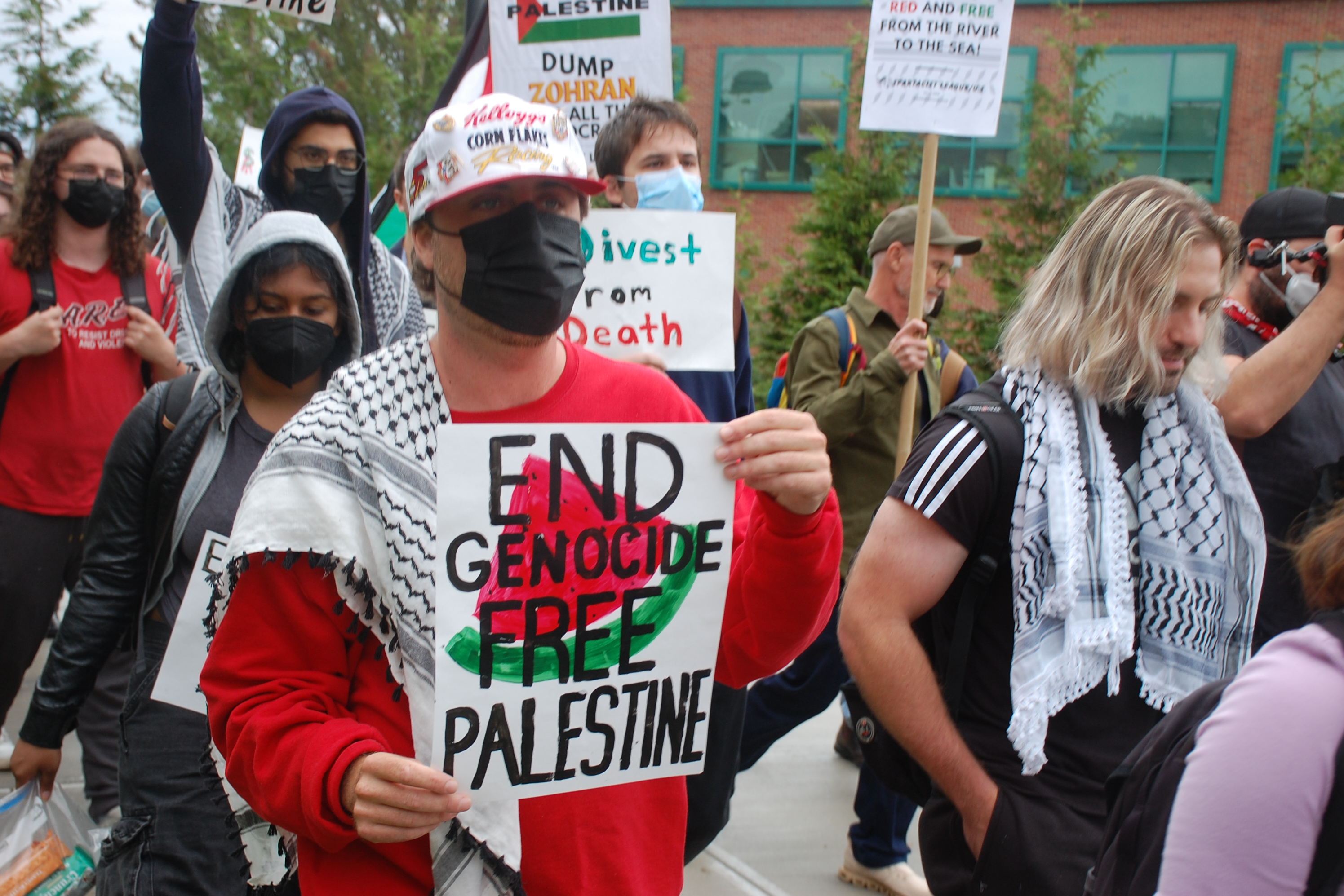 A group of people protesting

AI-generated content may be incorrect.