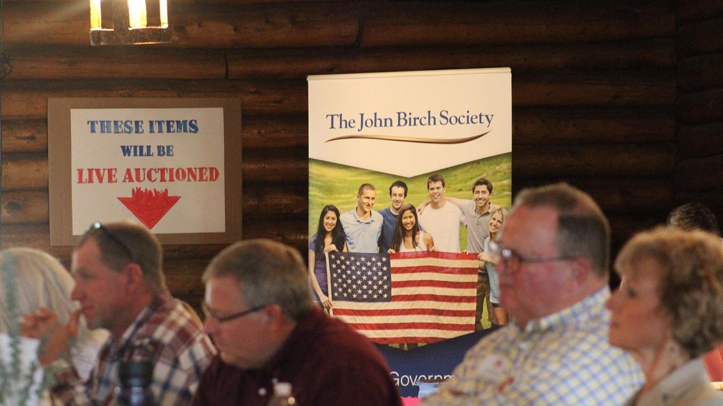 A group of people sitting in a room

AI-generated content may be incorrect.