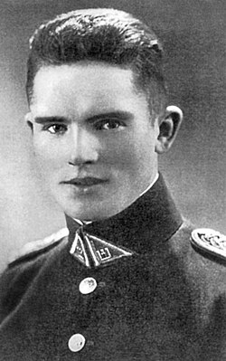 A person in a military uniform
AI-generated content may be incorrect.