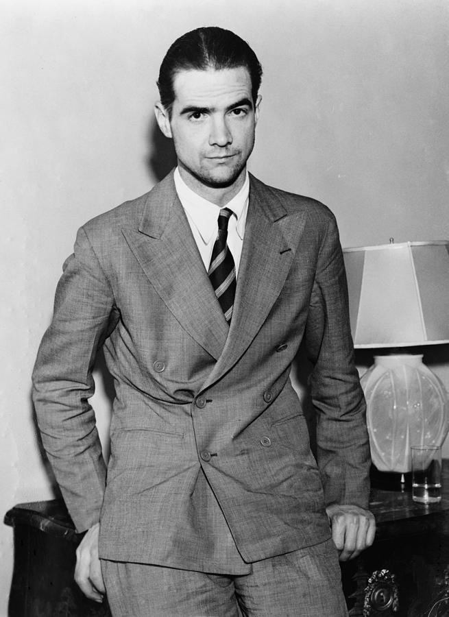 A person in a suit

AI-generated content may be incorrect.