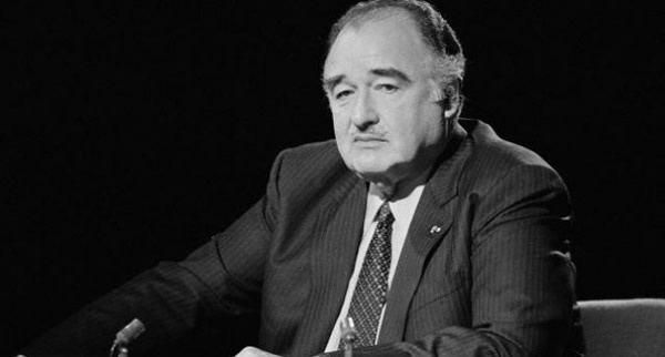 A person in a suit and tie

AI-generated content may be incorrect.