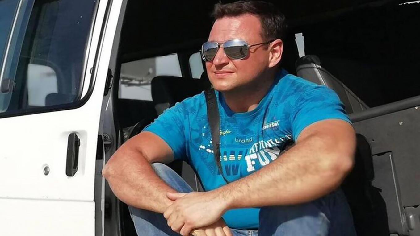 A person sitting in a car

AI-generated content may be incorrect.