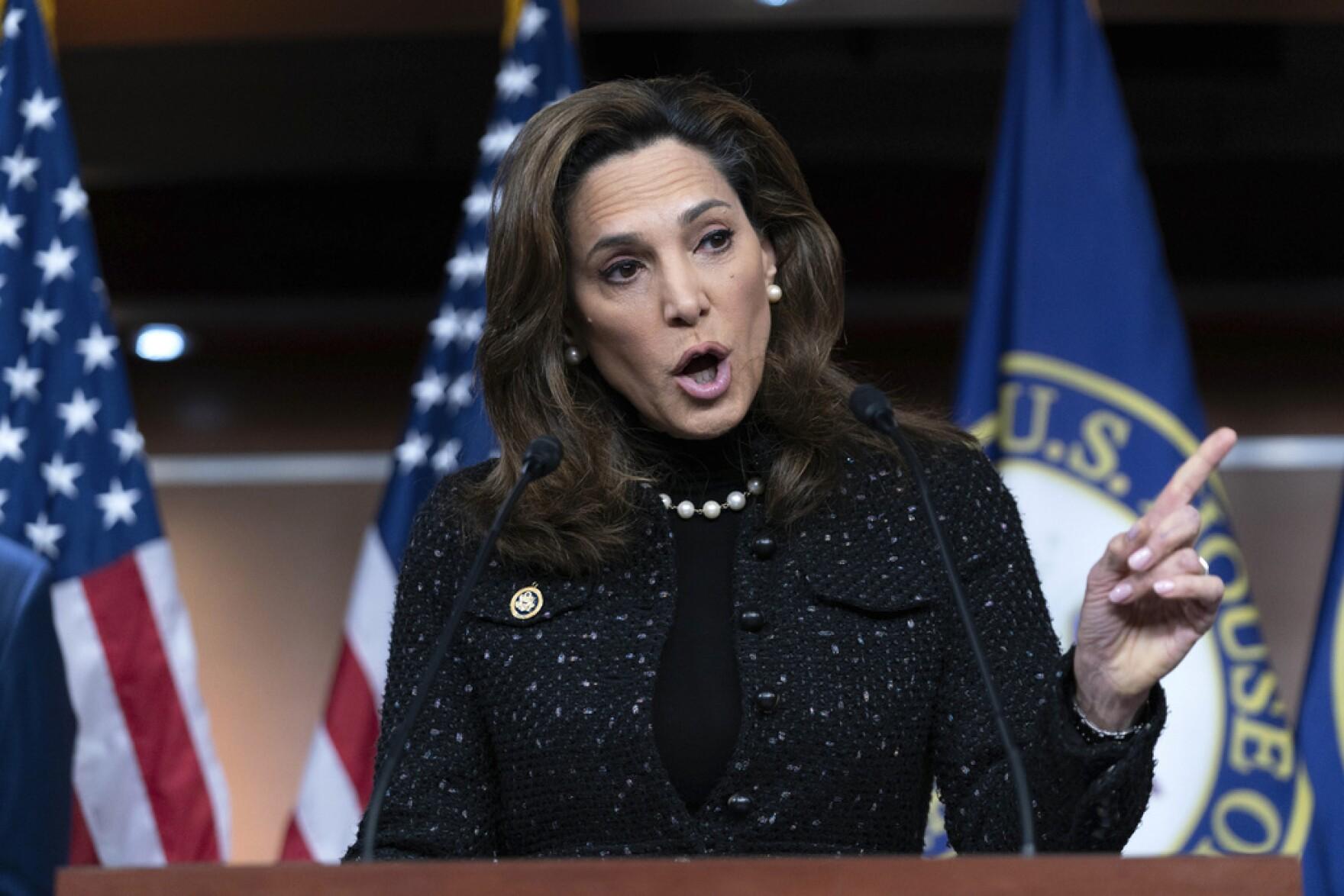 A person speaking at a podium
AI-generated content may be incorrect.