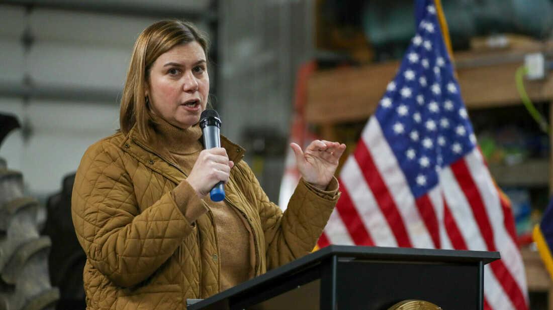 A person speaking into a microphone
AI-generated content may be incorrect.