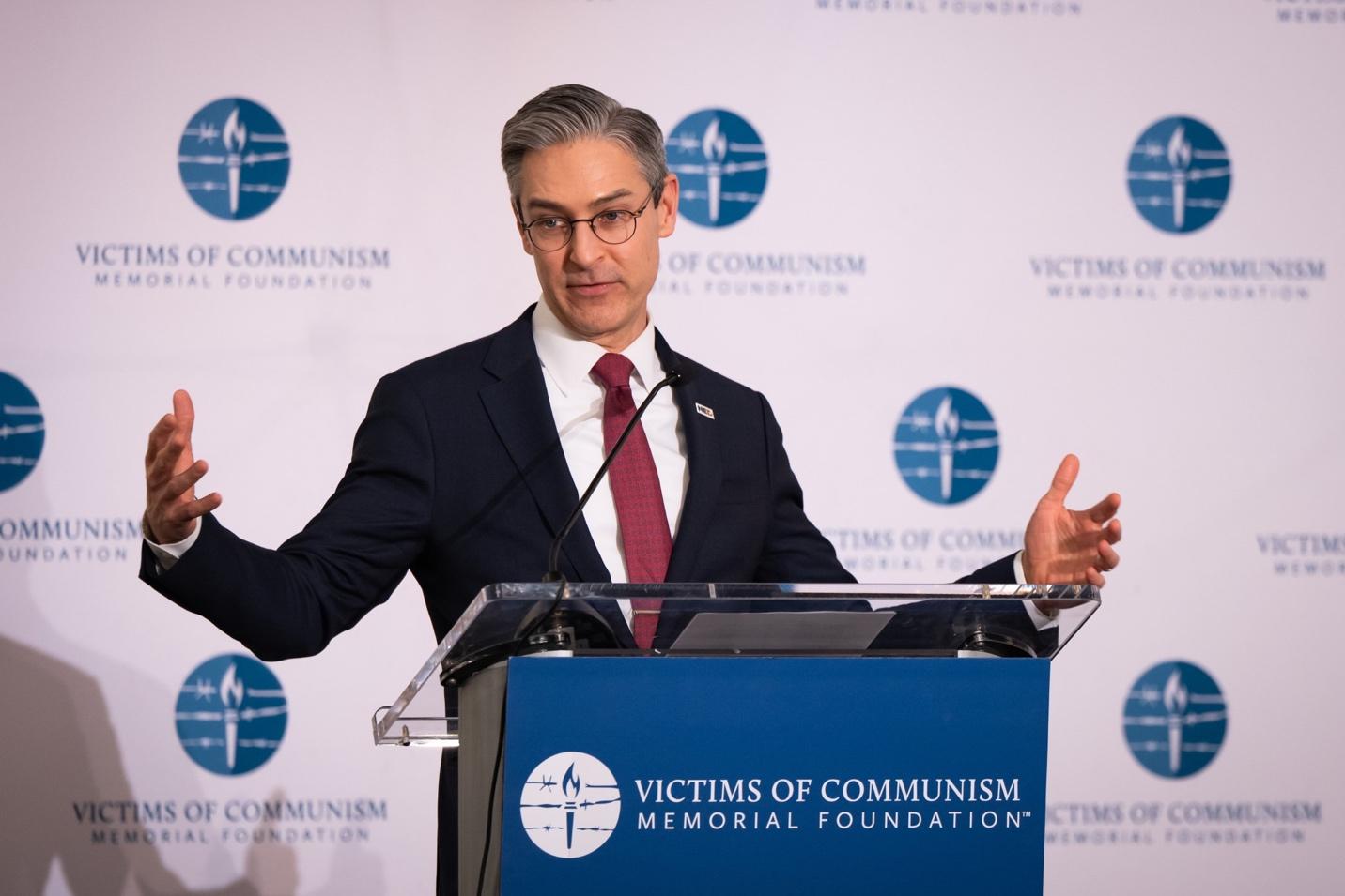 A person standing at a podium

AI-generated content may be incorrect.