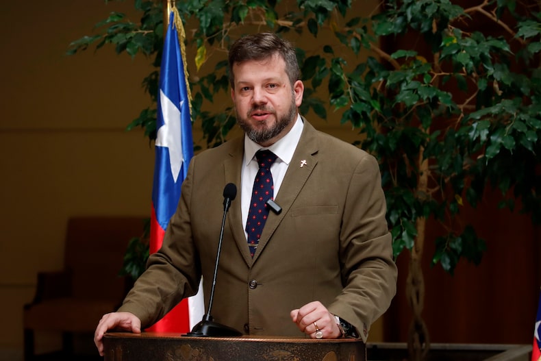 A person standing at a podium with a microphone

AI-generated content may be incorrect.