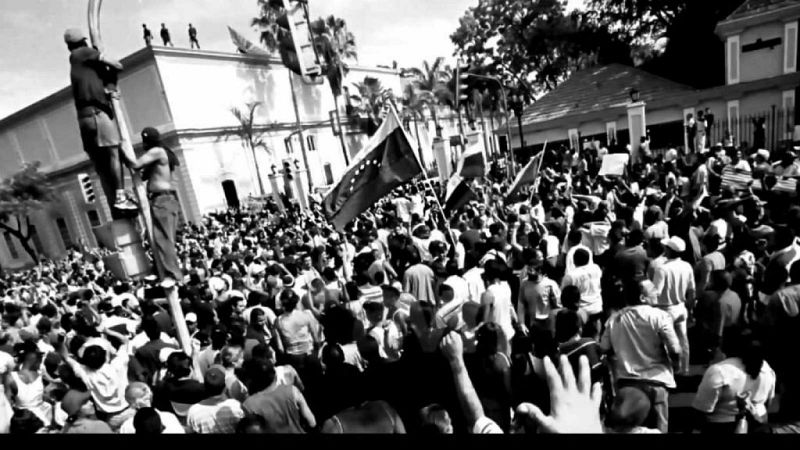 A crowd of people holding flags
AI-generated content may be incorrect.