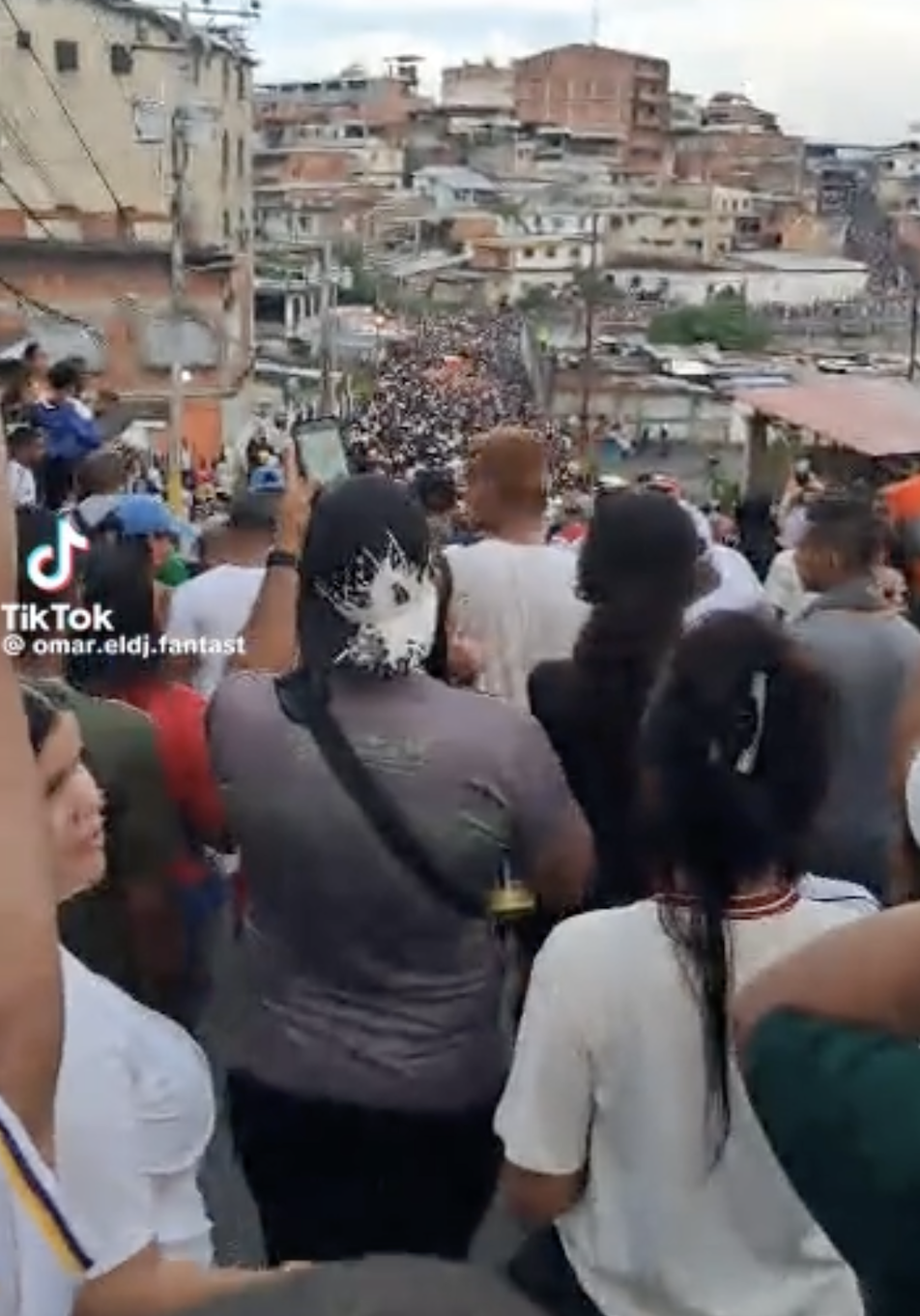 A group of people in a crowd

AI-generated content may be incorrect.