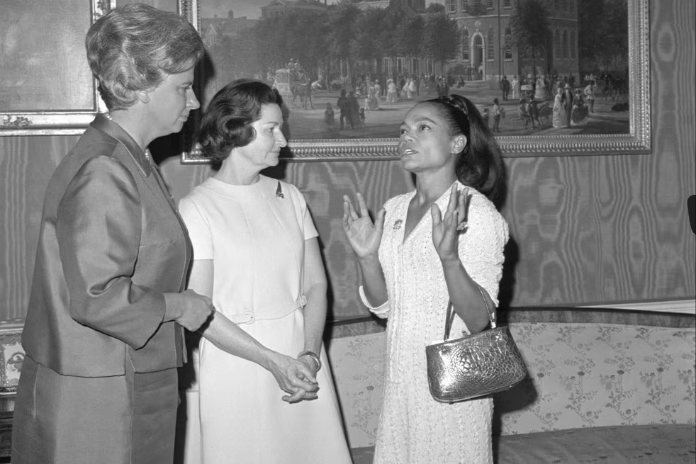 A group of women standing in a room

AI-generated content may be incorrect.