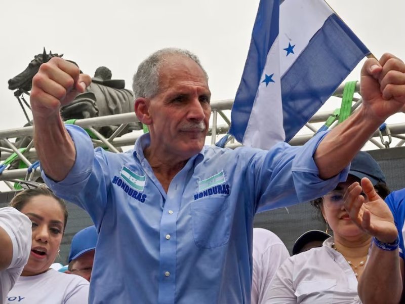 A person holding a flag

AI-generated content may be incorrect.