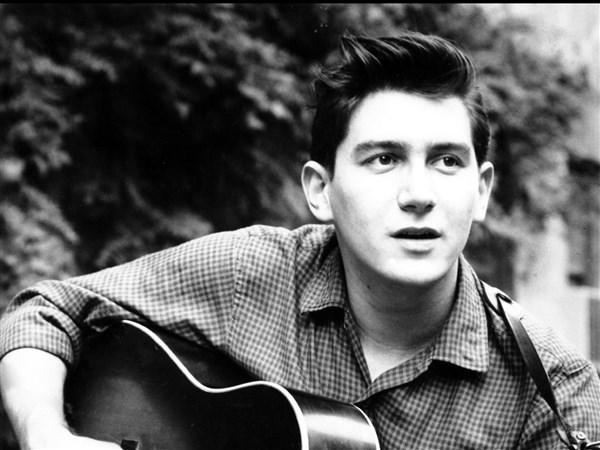 A person holding a guitar

AI-generated content may be incorrect.