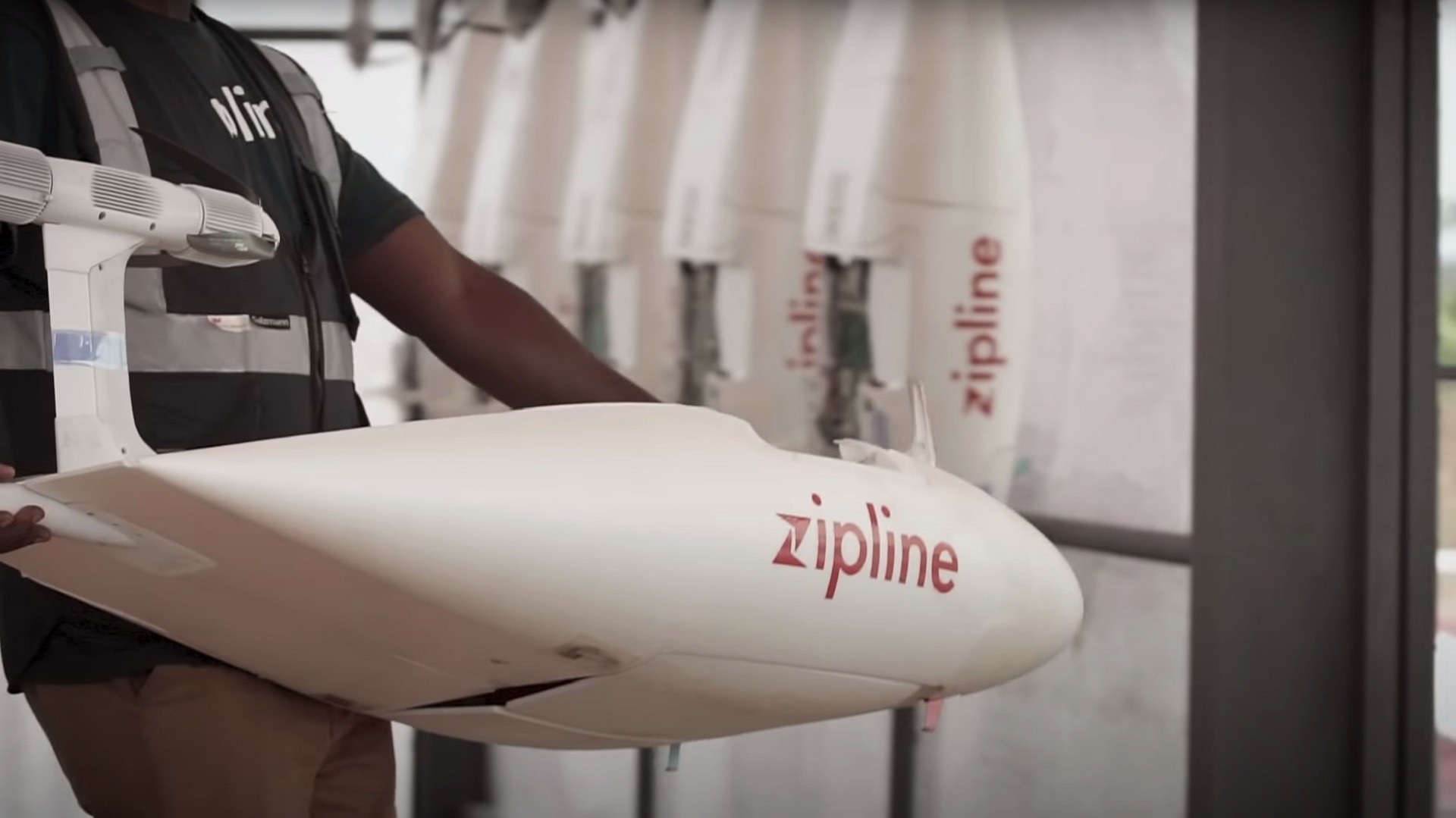 A person holding a white object
AI-generated content may be incorrect.