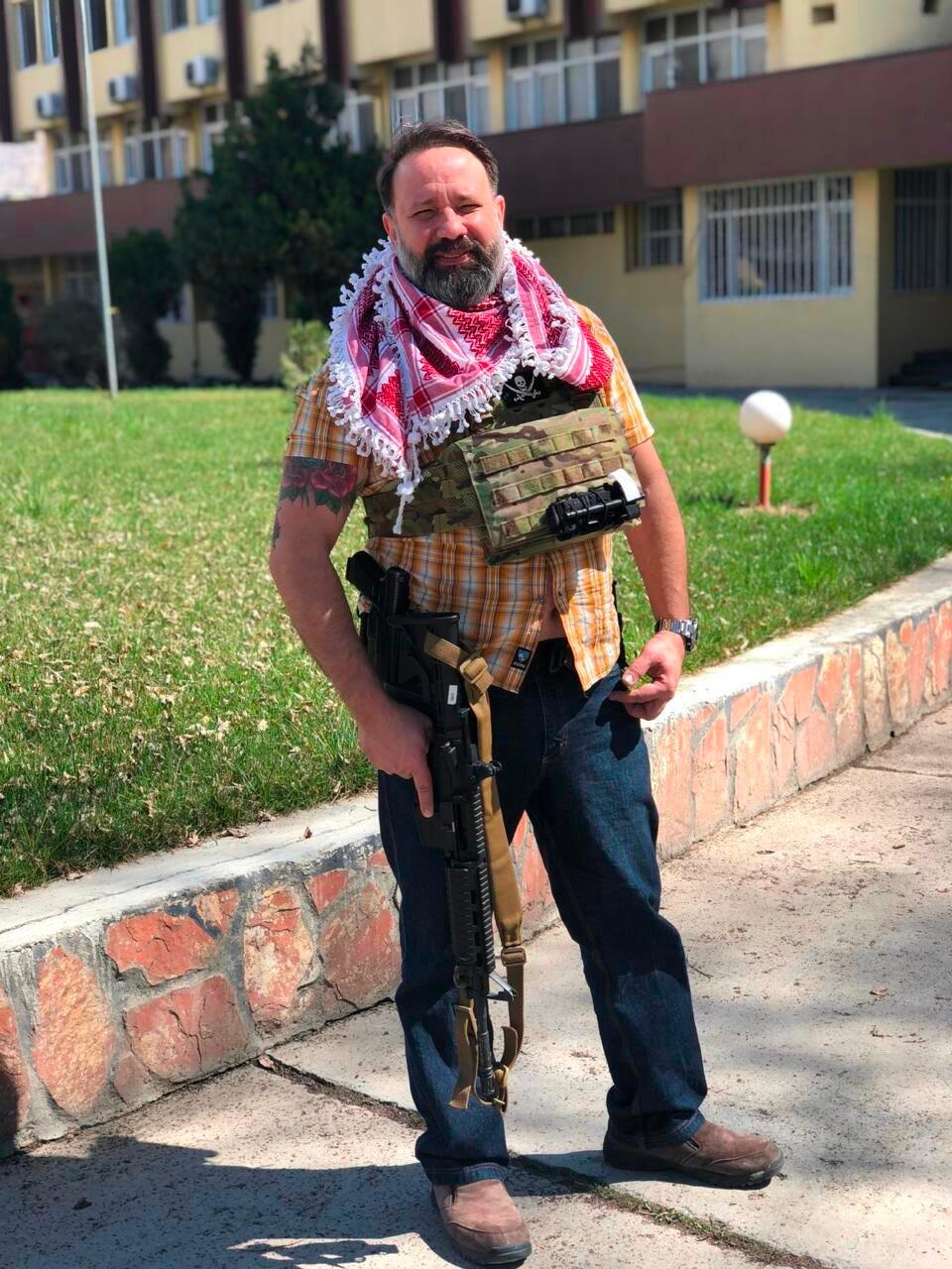 A person holding an object

AI-generated content may be incorrect.