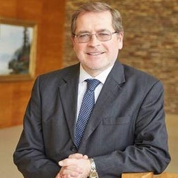 A person in a suit and tie

AI-generated content may be incorrect.