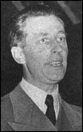 A person in a suit and tie

AI-generated content may be incorrect.