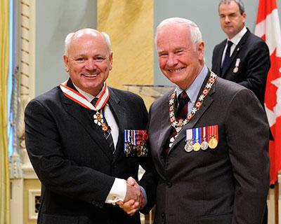 Lieutenant-General (ret’d) Charlie Bouchard with Governor General David Johnston after General Bouchard was appointed an Officer of the Order of Canada, 28 September 2012.