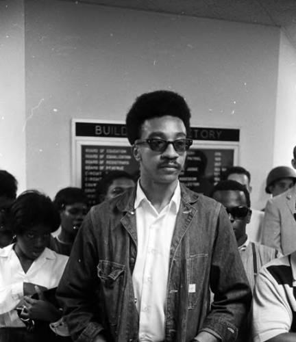 A group of people standing in a room

AI-generated content may be incorrect.