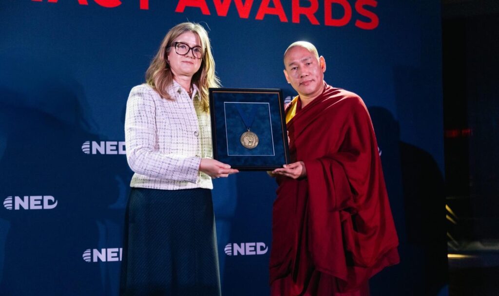 A person and person holding a plaque
AI-generated content may be incorrect.