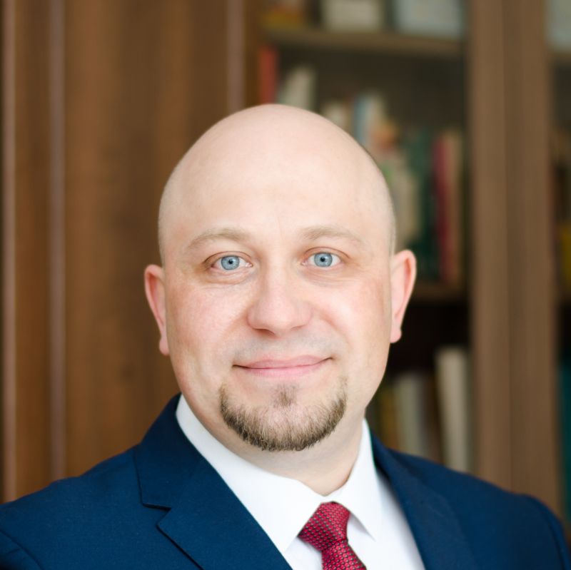 A person in a suit and tie
AI-generated content may be incorrect.