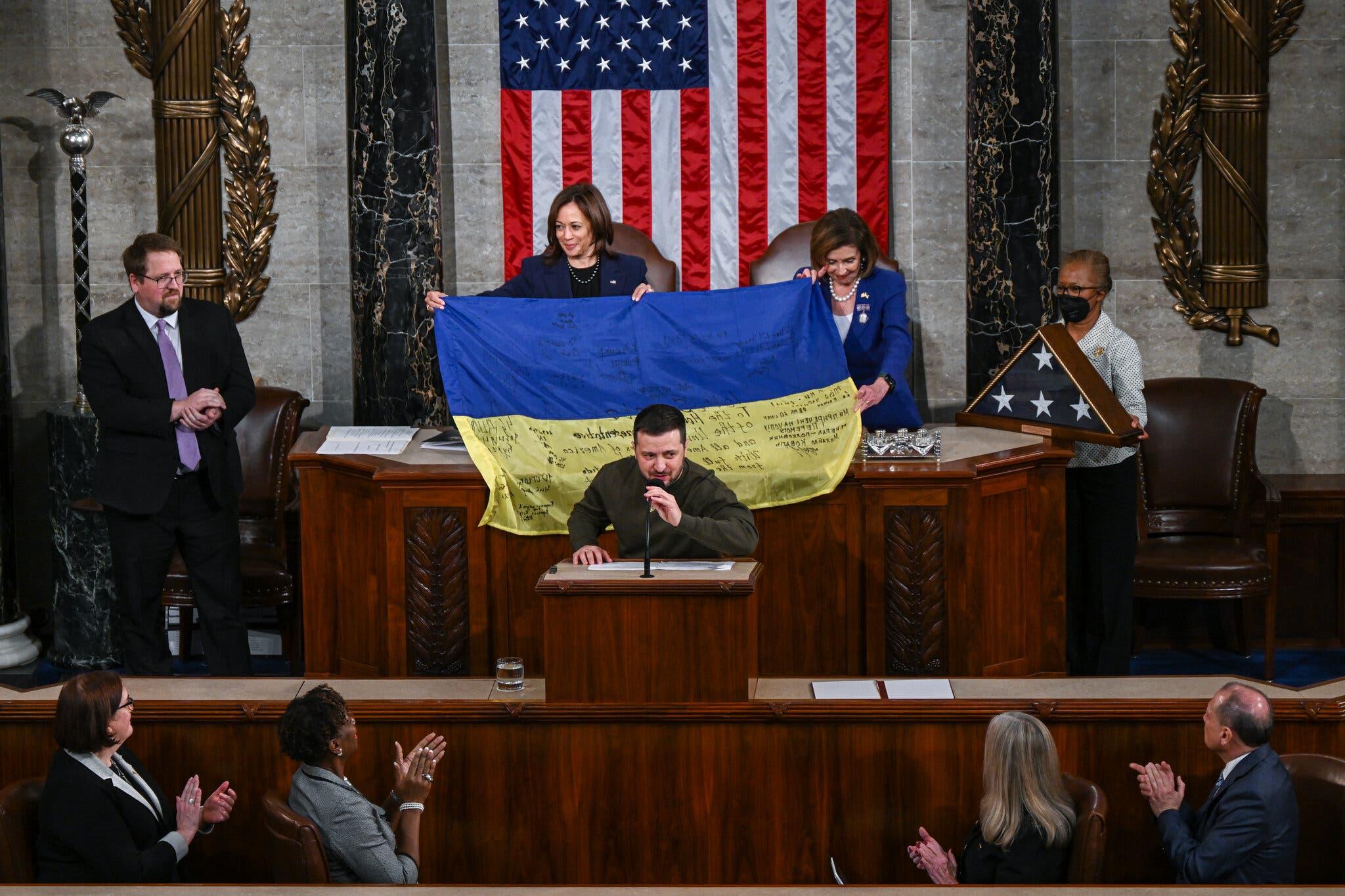 A person holding a flag

AI-generated content may be incorrect.