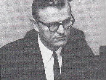 A person in a suit and tie

Description automatically generated