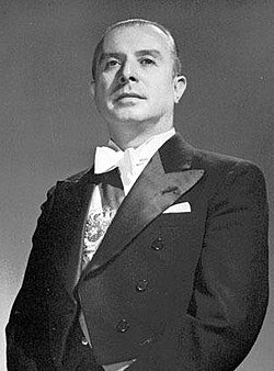 A person in a tuxedo

AI-generated content may be incorrect.